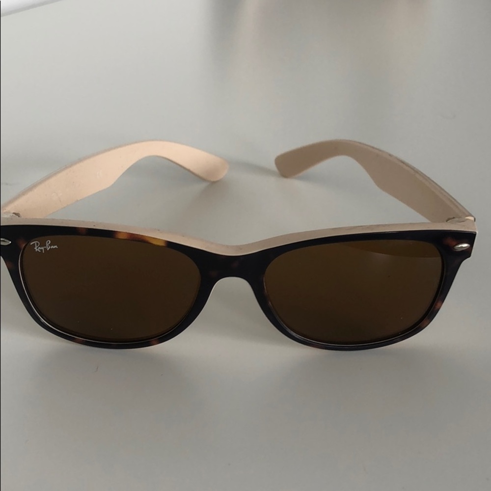 Ray-ban Wayfarer classic with a white twist